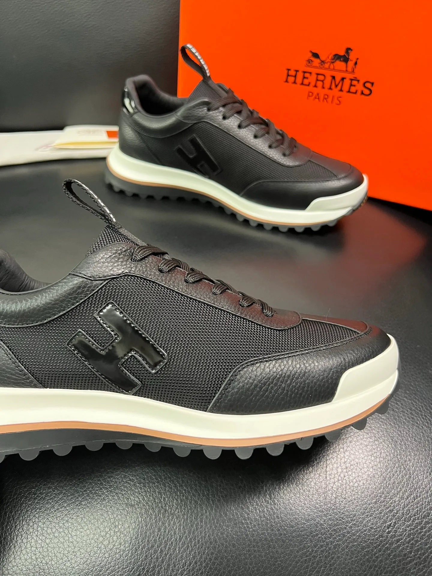 Men's shoes 💰800 Hermes top purchasing Hermes counters are on sale at the same time with original factory configuration, original cowhide imported from Italy and mesh fabric, high-quality splicing technology, fully imported water-dyed cowhide lining, soles: original soles specially provided by the original factory are super comfortable, the original factory follows the order and high quality, you can enter and exit the counter at will, you are welcome to compare and synchronize with the counter, code number 39-44 (customized 38 45) 85863